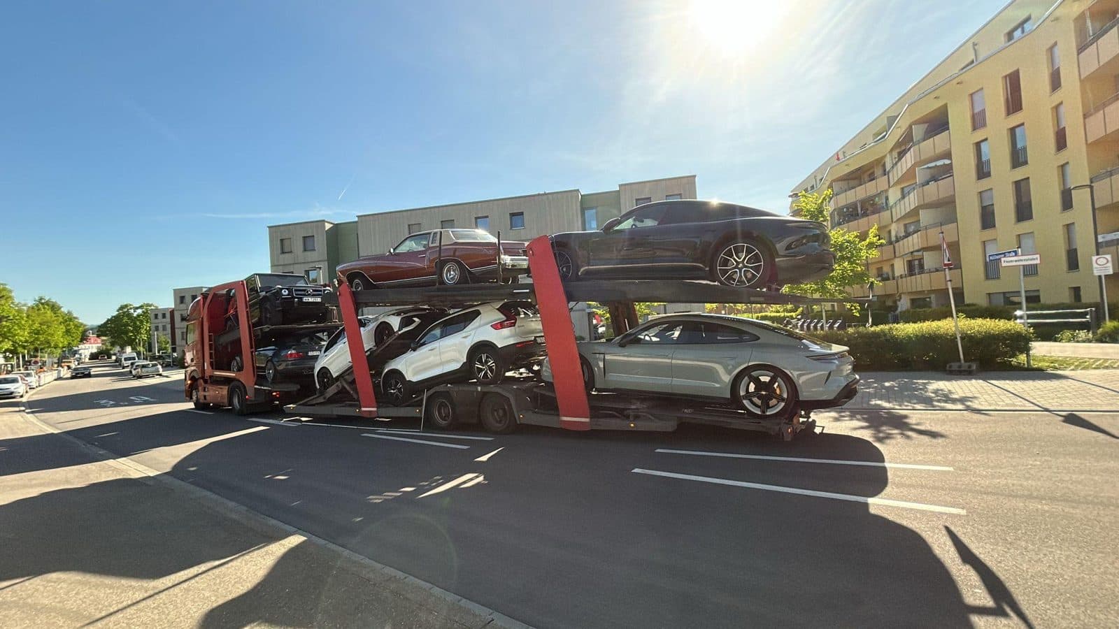 Autotransporter z ośmioma samochodami na osiedlu w Niemczech